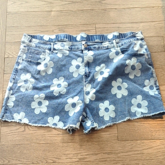 Plus Size Floral Denim Raw Hem Shorts - Size 4X New - Picture 2 of 8